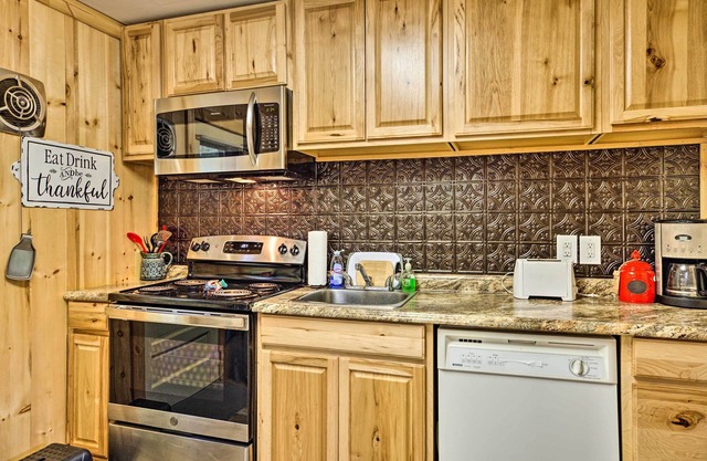Albrightsville Retreat w/ Community Pool & Hot Tub