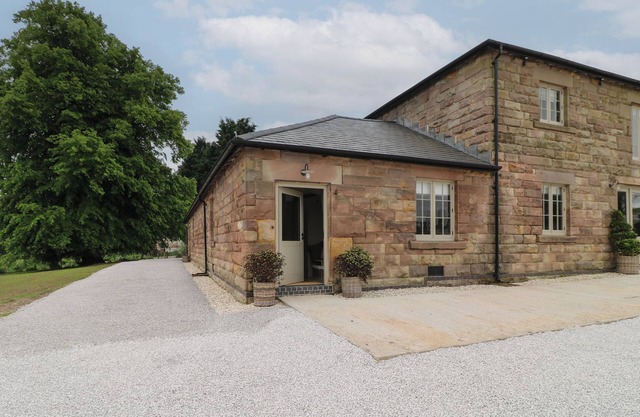 ALDER COTTAGE - FOLD YARDS, romantic, with open fire in Alderwasley