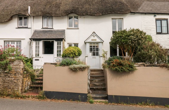 ALEXANDER'S COTTAGE, pet friendly, with a garden in Frogmore