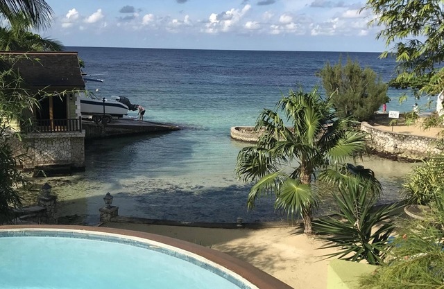 Alexanders 3 bedrooms Penthouse on the Beach
