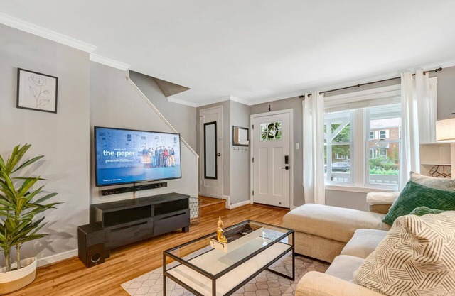 Alexandria Getaway Minutes from Downtown D.C.