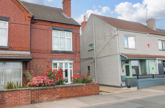 ALFRETON COTTAGE, pet friendly, with a garden in Alfreton