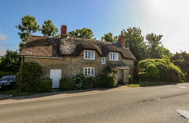 ALICE'S COTTAGE, pet friendly, with a garden in Burton Bradstock