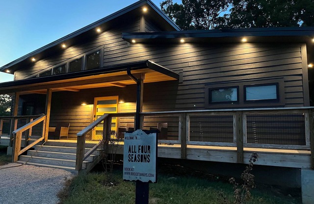 All Four Seasons RRG | King Beds | Hot Tub | Fire Pit