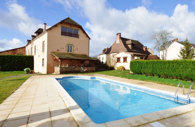 All houses Salagnac pool. Ideal large family group of friends.