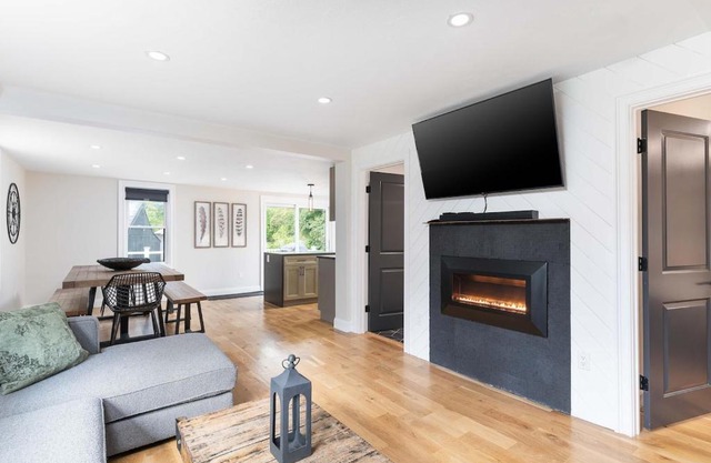 All New Retreat Walk to Village, Fire Pit, WiFi