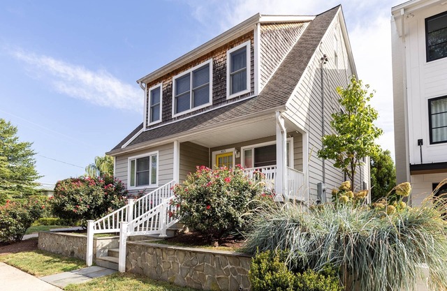 All Newly-Designed Water Views, Expansive Yard, Steps to Restaurants and Downtown Annapolis
