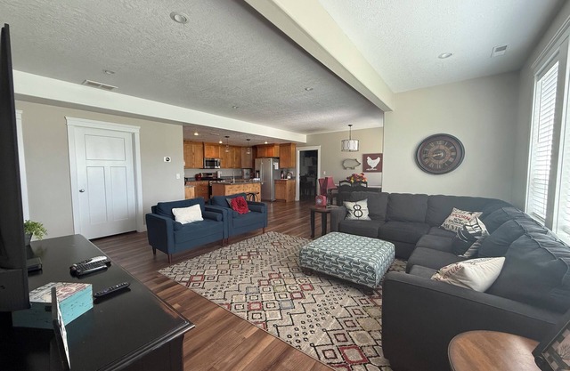 All One Level Basement Unit Large Great Room Kitchen 3 bed 2 baths