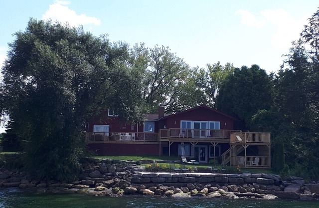 ALL SEASON dream LAKEHOUSE on LAKE ONTARIO NY- HOTTUB-GAMESROOM-PET FRIENDLY