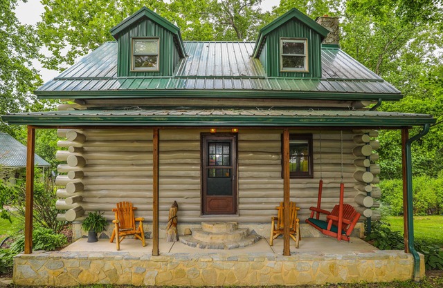 All season getaway. Relax at The "Wilberness" Log Cabin close to Rocky Fork Lake