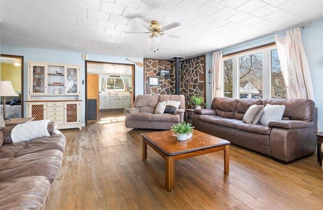 All season Lakefront cottage!