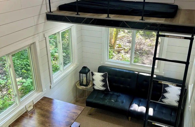 All Season Tiny Home in Forest with Sauna, Hot Tub & Wifi
