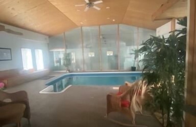 All Year Lakefront Getaway in a private guest rm & indoor pool/Sauna on QEstate