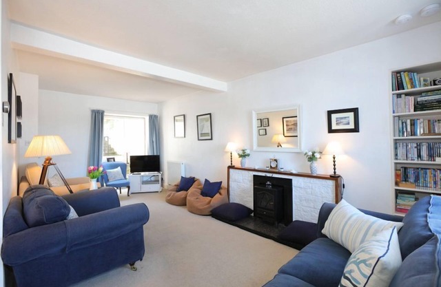 Allonby Cottage - a cottage that sleeps 7 guests in 4 bedrooms