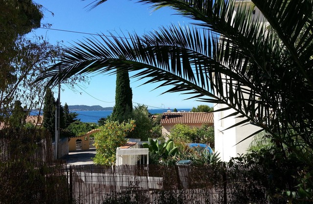 Almanarre At the foot of the beach and the sea, Garden apartment, large terrace