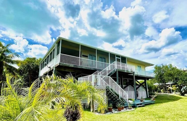 Almost Heaven: Gulf views, outdoor living, just steps to the beach!