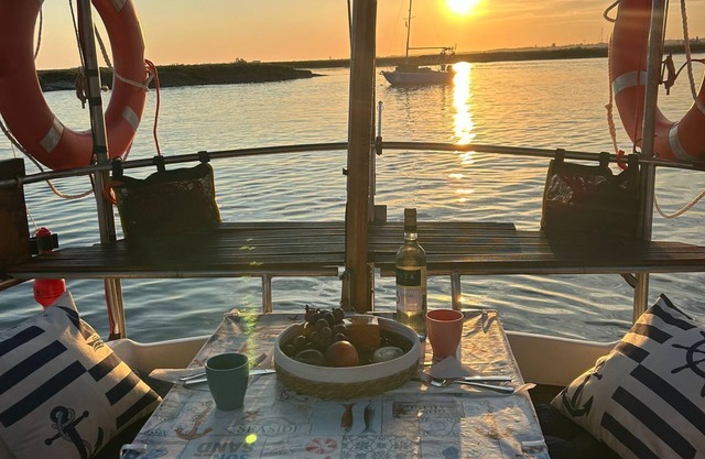 Alojamento Barco Casa Ancorado no Coração da Ria Formosa em Faro