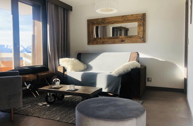 Alpe d'Huez Large 70 m² apartment at the foot of the slopes with heated pool