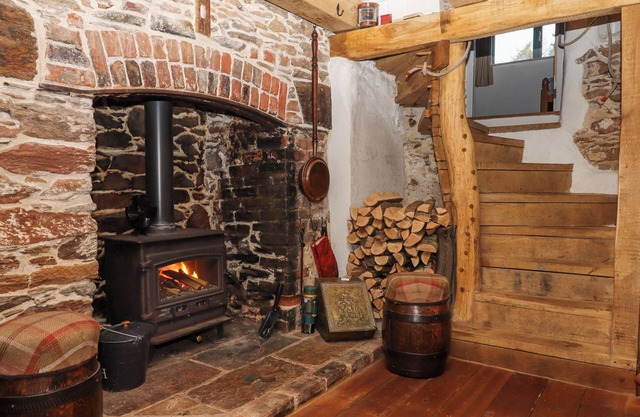 ALPHA COTTAGE, pet friendly, character holiday cottage in Dartmouth