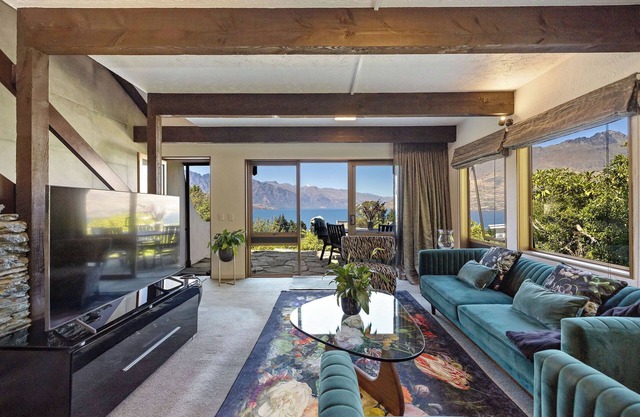 Alpine Chalet Walk to Town 39A Lomond Cres