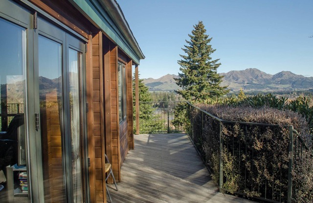 ALPINE ON OREGON, pet friendly, with a garden in Hanmer Springs