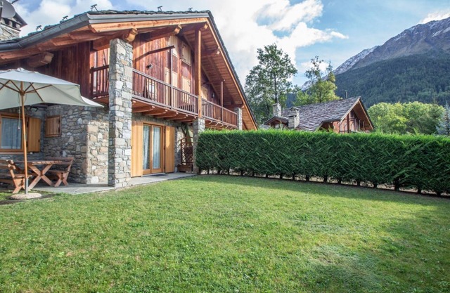 ALTIDO Big Flat for 6 w/Backyard and parking in Courmayeur