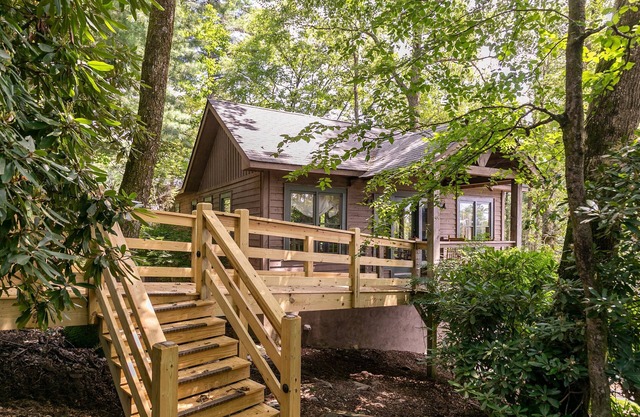 Altitudes Attitude - Upscale Cabin with Hot Tub, 3 Minutes to Downtown Blowing Rock