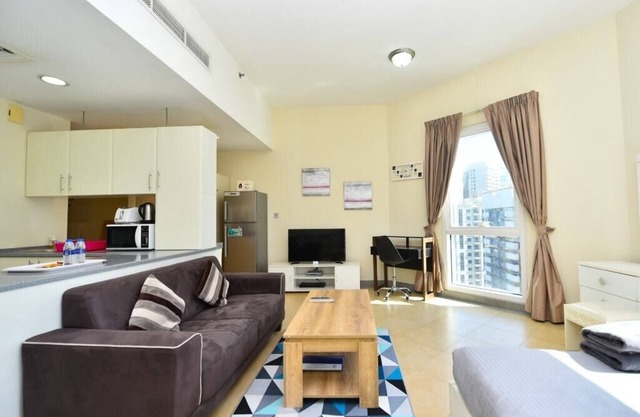 ALY - Bright furnished studio near metro in Tecom