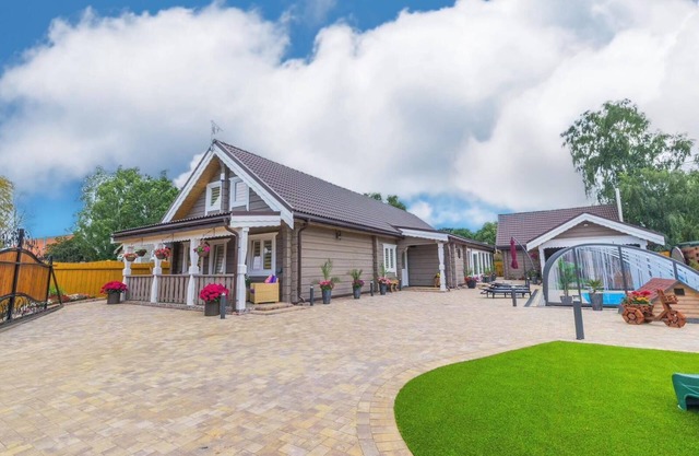 Amazing 14 berth villa with private pool at Pentney Lakes in Norfolk ref 34079A