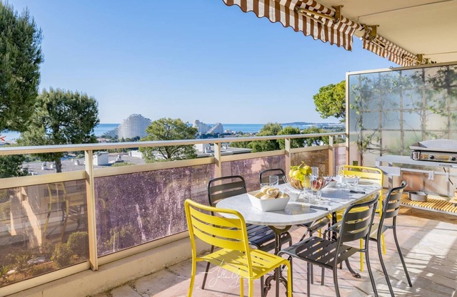 Amazing 2 bedrooms with terrace sea view aircon 2 parking wifi pool tennis plancha