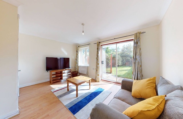 Amazing 2 Bed House w/Private Parking & Private Garden