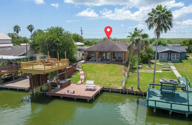 Amazing 3-bedroom 3- bathroom house with AC in Arroyo City on the water