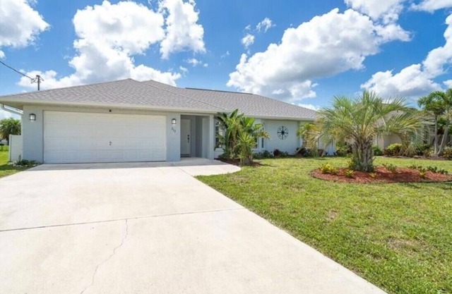 Amazing 3-bedroom heated pool house near beaches and golf courses!