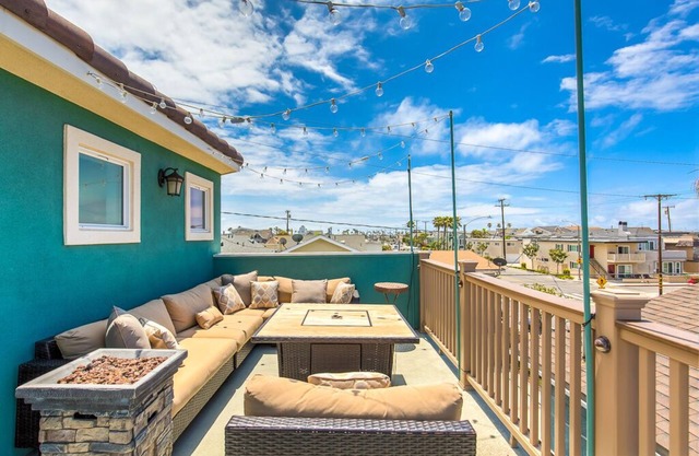 Amazing Beach House! Great Roof Deck. 1 block from beach-A/C-Garage Parking