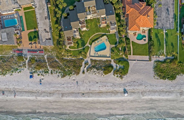 Amazing Beachfront Condominium , Direct to pool , Magical view
