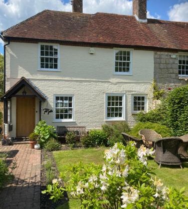 Amazing cottage right in the heart of Ewhurst Green, overlooking Bodiam Castle