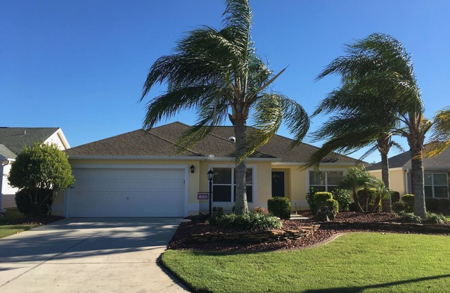 Amazing! Dog Friendly Home w/2 Golf Carts & Walking Distance to Lake Sumter!