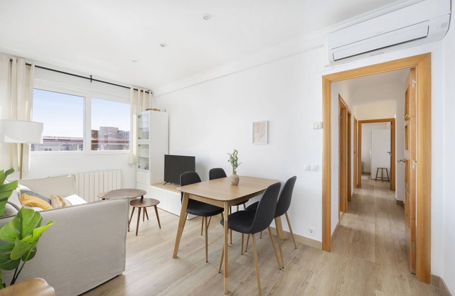 Amazing and bright 3-bedroom home, nestled in the charming town of Cornellà de Llobregat, just a short 20-minute journey from the vibrant city of Barcelona.
