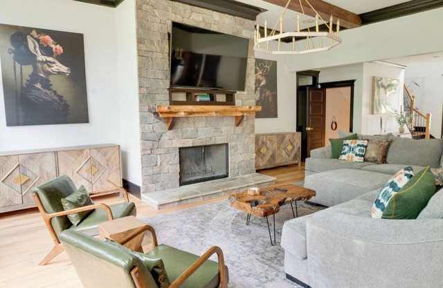 Amazing Estate right on the lake, 2 homes, sleeps 28. Arcade room, private dock