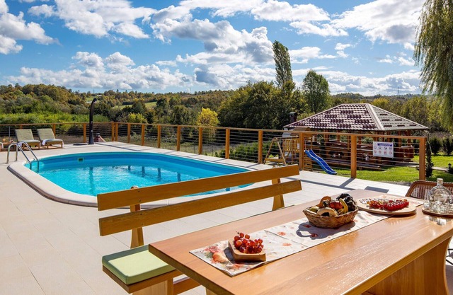 Amazing home in Petrinja with Wi-Fi