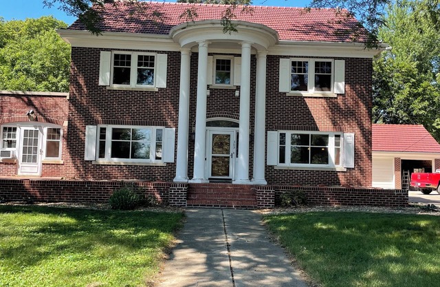 Amazing home near lake, parks, shopping and BVU! Perfect for summer vacation!