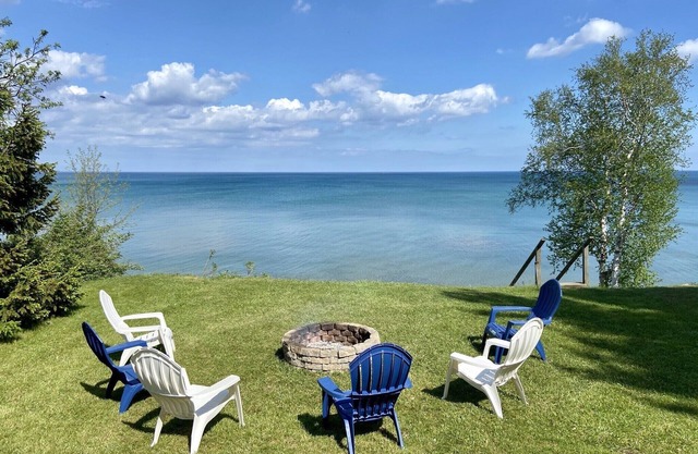 Amazing lake view and peaceful cottage with kayaks