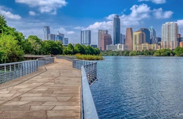 (Amazing Lakeside Apartment) Steps away from Lake