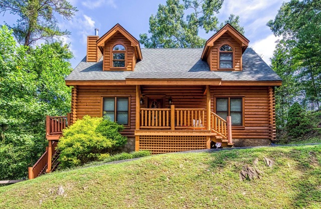 Amazing Luxury Log Cabin! Great Living Space! Mountain Views! 2 Jacuzzi Tubs!