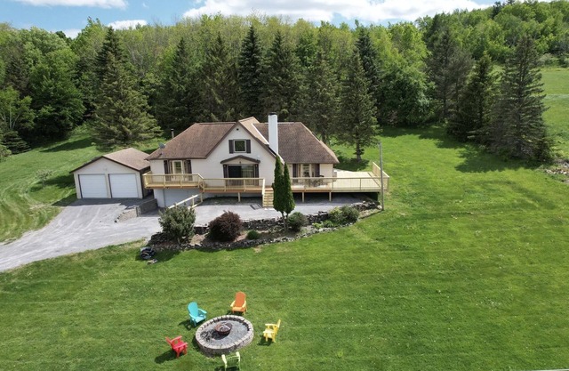 Amazing Mountain View’s Close to Windham wrap around porch w/Hot tub 4 BDR 2 BR