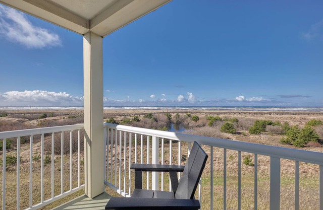 AMAZING OCEAN VIEW, Pets Ok, Steps to Town and Beach (StayS)