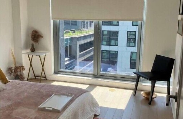 Amazing One BR Sanctuary Luxurious with Tall Windows near the Navy Yard Metro