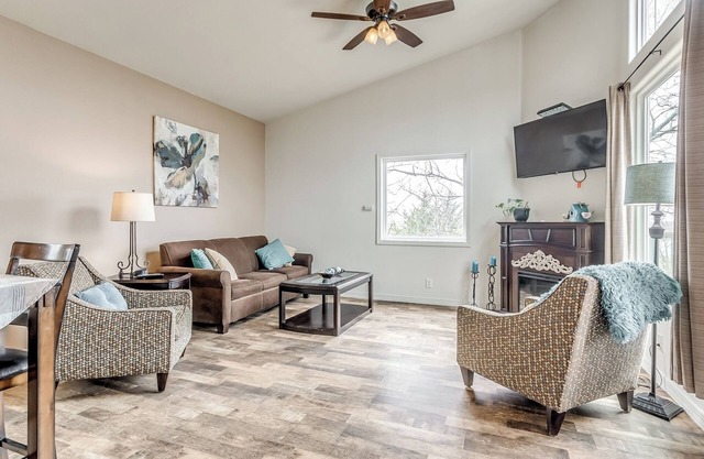 Amazing Patio with Popular Beach View. Chill & Grill from the Treetops.