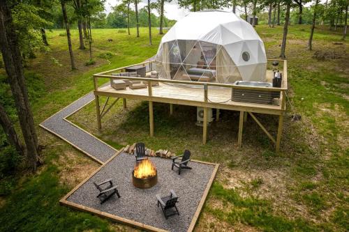 Amazing Pure Glamping Secluded Dome with Hot-tub in Grantsburg, Illinois