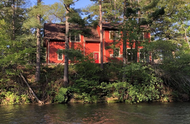 Amazing River House with covered patio! Sleeps 10-14. Kayaks,Fireplace,Games.